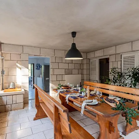 Nice In Pupnat With Wifi And 5 Bedrooms Pupnatska Luka