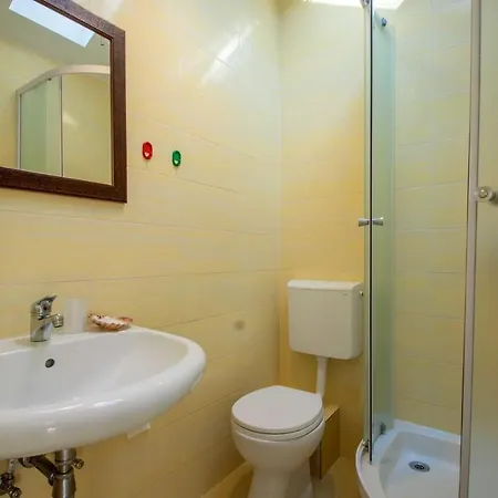 Nice In Pupnat With Wifi And 5 Bedrooms Pupnatska Luka