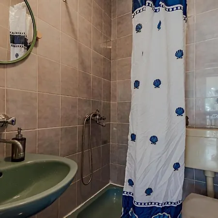 Nice In Pupnat With Wifi And 5 Bedrooms