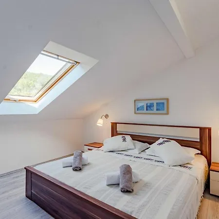 Nyaraló Nice In Pupnat With Wifi And 5 Bedrooms *