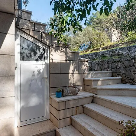 Nice In Pupnat With Wifi And 5 Bedrooms Prázdninový dům *