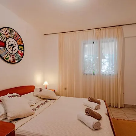 Nice In Pupnat With Wifi And 5 Bedrooms