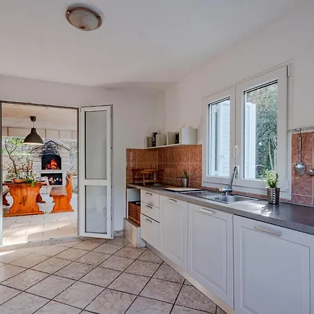 Prázdninový dům Nice In Pupnat With Wifi And 5 Bedrooms Pupnatska Luka