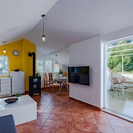 Nice In Pupnat With Wifi And 5 Bedrooms * Pupnatska Luka